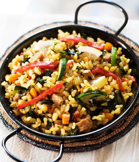 La paella d’arròs integral és una bona manera d’escalfar una resta d’arròs que surt de la nevera. Foto: Pau Esculies.