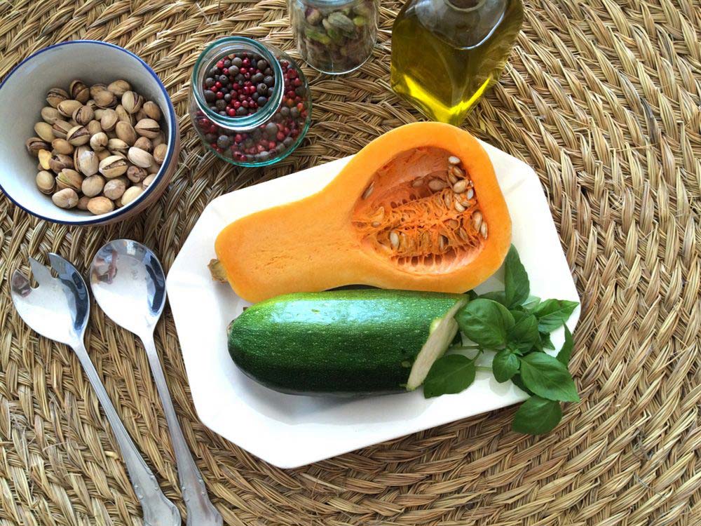 Ingredients preparats carpaccio amb vinagreta de pistatxos