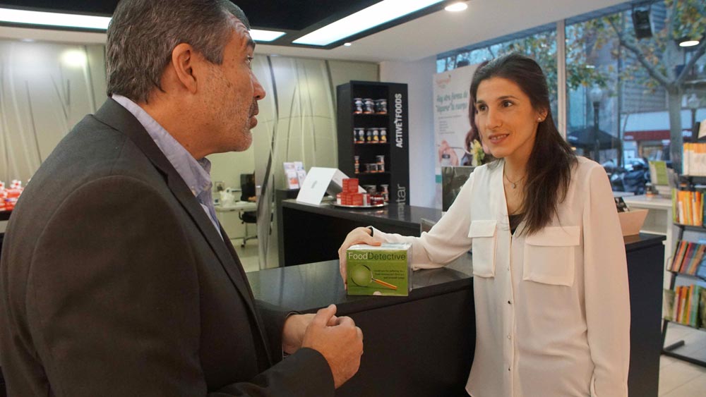 Mireia Segarra i Francesc Cruz a la farmàcia