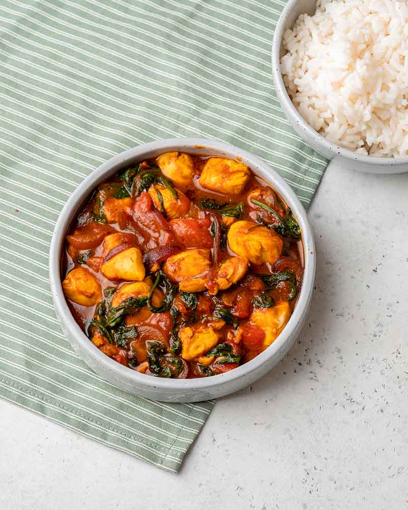 Estofat de pollastre amb panses i pinyons