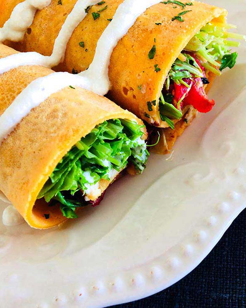 Creps de llentia vermella amb prunes, curri i salsa d'anacards