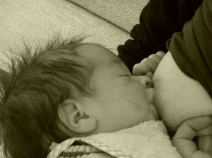 Una mare donant de mamar al seu nadó