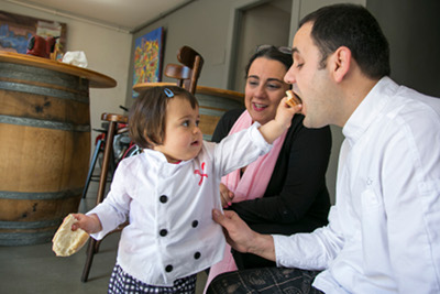 En David Contreras i la Vinyet Gassó amb la seva filla, al restaurant Infinit. Foto: Cristina Calderer