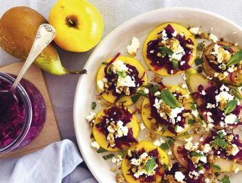 Barquetes de poma i pera amb xucrut rosa, feta i nous