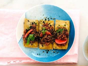 Canapès de tofu amb miso de pastanaga morada