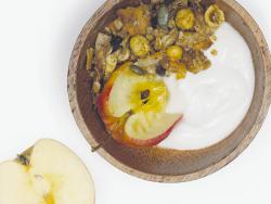 Granola casolana amb iogurt de coco i poma cuita