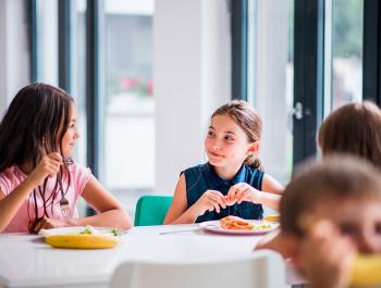 Com han de menjar els infants durant l’etapa escolar?