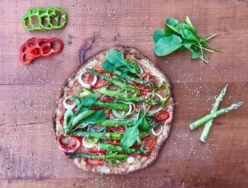 Pizza de coliflor amb verdures