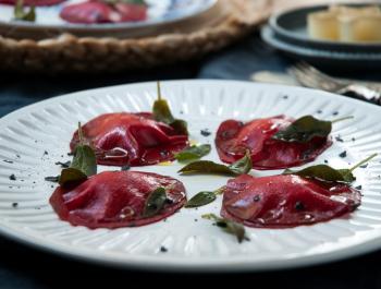 Raviolis de remolatxa farcits de “nata” de tòfona blanca, xips de sàlvia fresca i escates de sal negra mediterrània