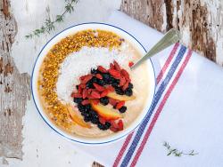 Smoothie bowl amb baies i superaliments